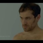 Arieh Worthalter nu dans la série Transferts