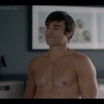 Adam Fiorentino nu dans la série Playing for Keeps