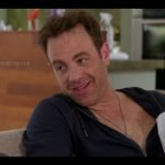 Paul Adelstein nu dans la série Girlfriends Guide to Divorce