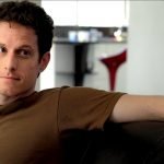 Ben Zolno nu dans le film Status Pending