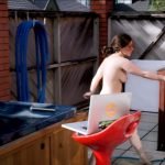 Ben Zolno nu dans le film Status Pending