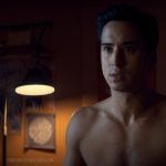 Michael HSU ROSEN nu dans la série Tiny Pretty Things